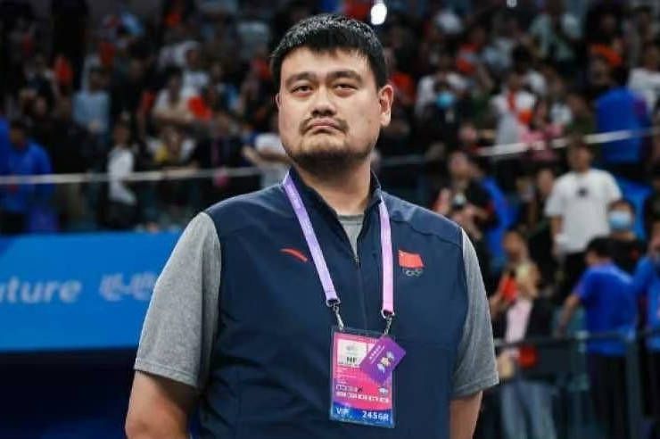家人被杀、妹妹异化、拜师学艺、加入组织、斩妖除魔——这是最经典的“少年漫”叙事框架。