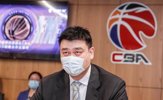 扮演便利店老板的瑛太，与合伙人同时也是同学的松田，二人在海报上表情悲伤，泪水从眼中夺眶而出，一句“重新再来，幸福”印刻在海报醒目位置，将两个 松田龙平新片扮“穷光蛋” 摇滚乐团献唱主题歌 2014-12-19 日本导演松尾铃木与松田龙平时隔10年再度合作的新片《再见金钱，前往贫困村》敲定主题歌，人气摇滚乐团OKAMOTO'S激情献唱，这是OKAMOTO'S首次为电影演唱主题歌。