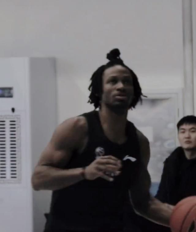 影片发布一组角色剧照，并同步曝光演员阵容，在杭州的湖光山色中，正上演这场关于“爱和美味”的温暖故事。